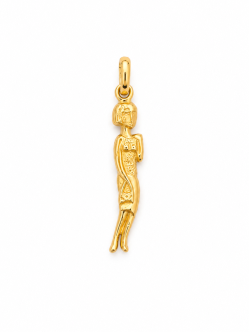 Ce pendentif en or jaune met en scène l’amoureuse