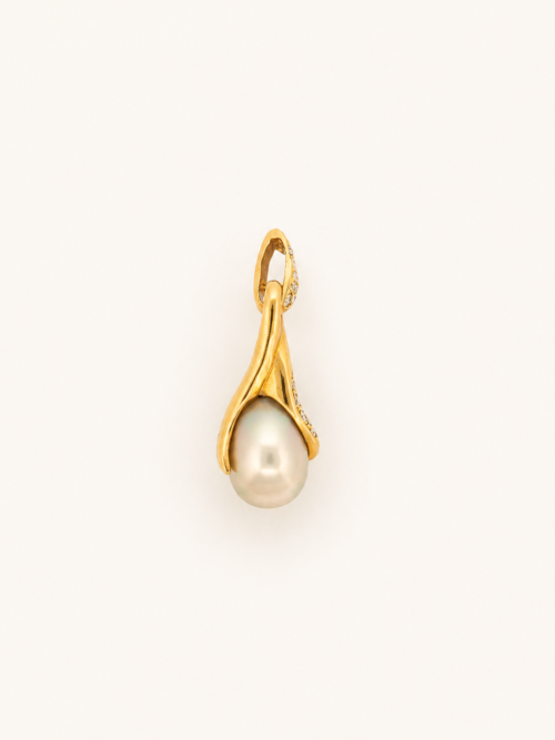Pendentif en or jaune serti de diamants et d’une perle - Les Amoureux au Kiosque Peynet