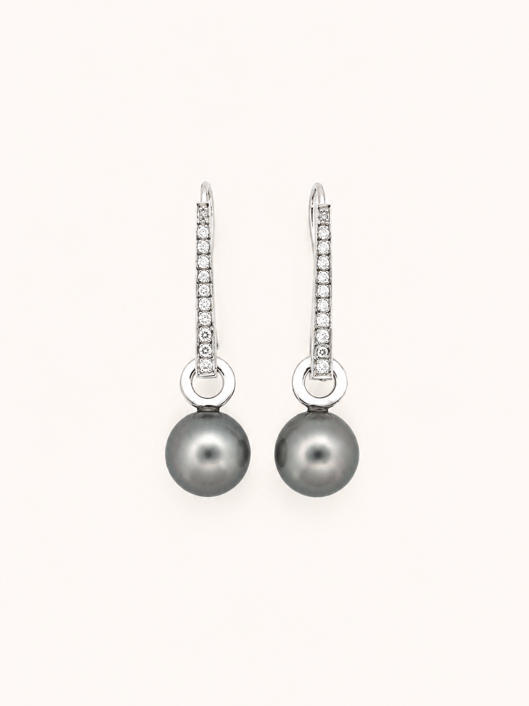 Boucles d’oreilles en or gris serties de diamants et de perles noires - Les Amoureux au Kiosque Peynet