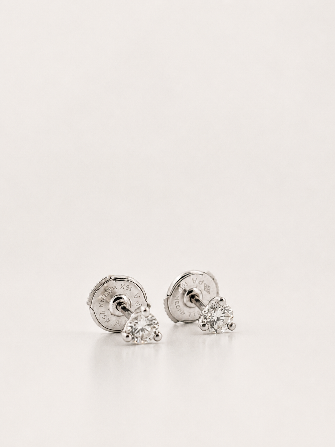 Boucles d’oreilles en or gris serties de diamants - Les Amoureux au Kiosque Peynet