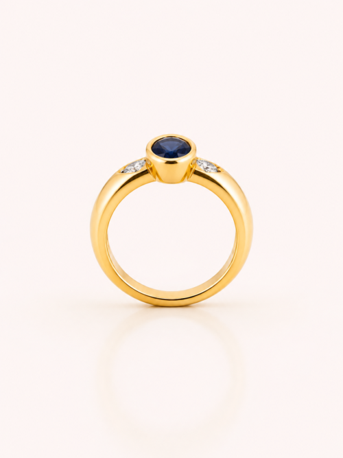 Bague en or jaune sertie d’un saphir et de diamants
