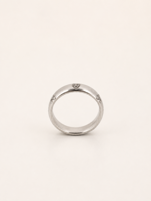 Alliance en or gris sertie de diamants en forme de cœur - Les Amoureux au Kiosque Peynet